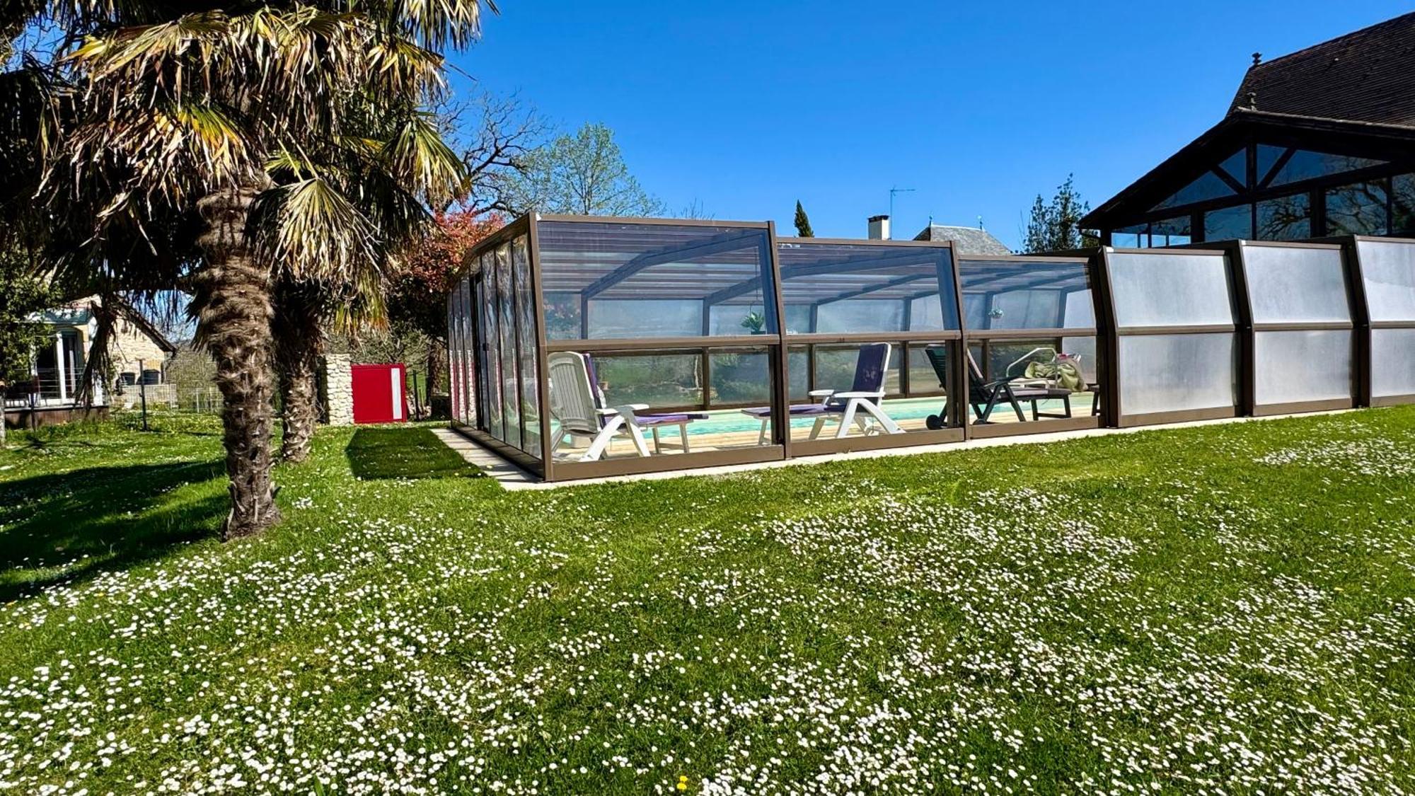 Gîte du boulanger au pays de padirac piscine couverte chauffée Mayrinhac-Lentour Esterno foto